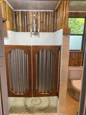 Douche, serviettes fournies, savon, papier toilette