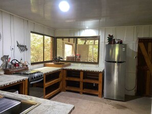 Een magnetron, een oven, een kookplaat