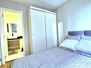 Laptop workspace, blackout drapes, iron/ironing board, free WiFi