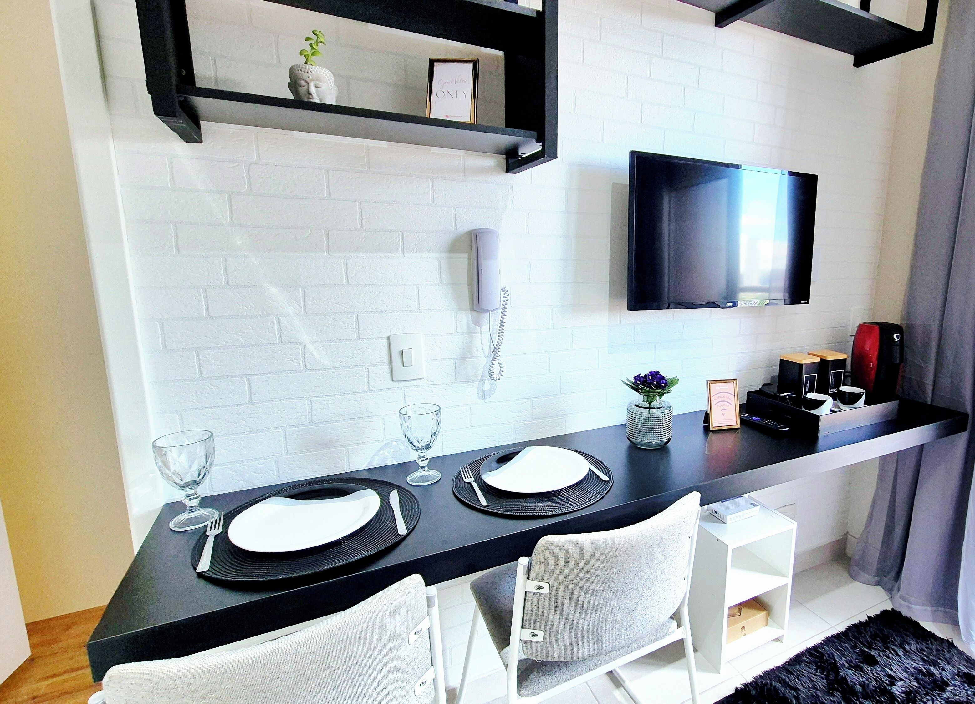 Standard Apartment, Lanai | Dining room
