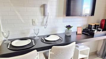 Standard Apartment, Lanai | Dining room