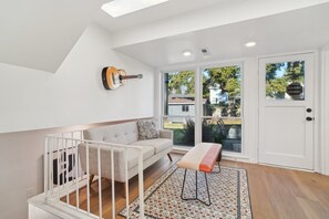 Een smart-tv en een open haard