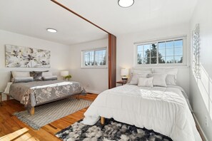 5 bedrooms, desk, iron/ironing board, travel crib
