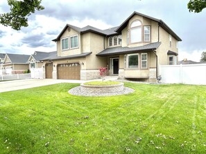 Exterior - Spacious Gathering Place 2x Living Rooms & Dining Rooms + Fenced Private Yard (South Jordan)