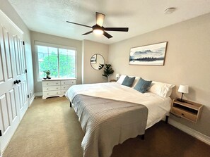 4 bedrooms, desk, iron/ironing board, travel cot - Spacious Gathering Place 2x Living Rooms & Dining Rooms + Fenced Private Yard (South Jordan)