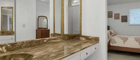 1 غرفة نوم ومكواة/لوح كي وواي فاي وملاءات أسرّة