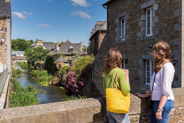 المنطقة المحيطة بالمنشأة