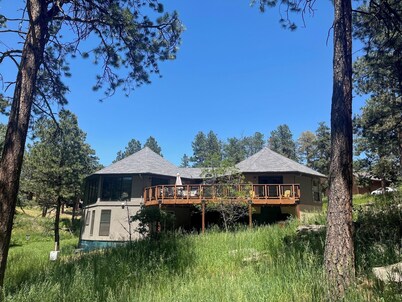 Woodland Cottage Winter Retreat 30 Mins from Denver- WiFi, Kitchen, Sleeps 4