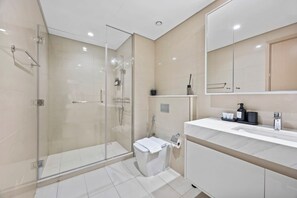 Douche, sèche-cheveux, serviettes fournies, savon