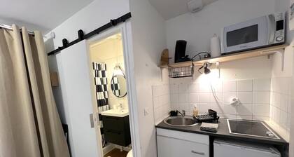 Chic Home Stay With Kitchenette