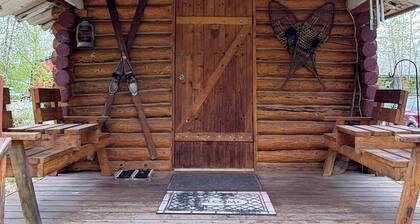 Cozy historic log cabin in downtown Talkeetna with WiFi