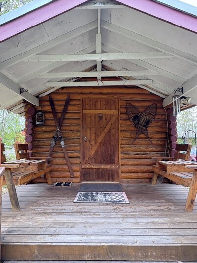 Cozy historic log cabin in downtown Talkeetna with WiFi