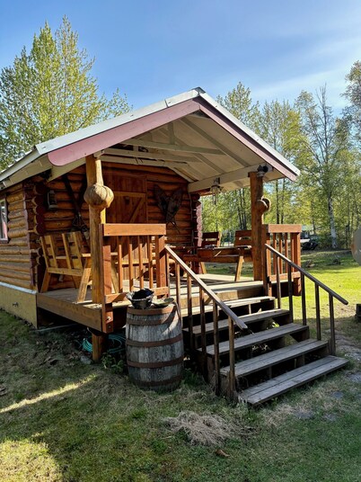 Cozy historic log cabin in downtown Talkeetna with WiFi