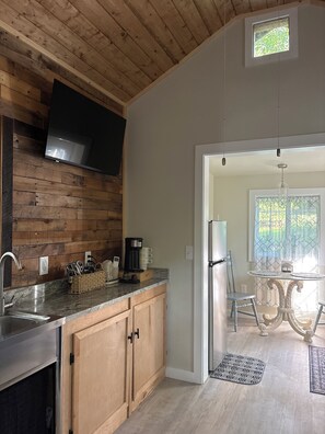 Jääkaappi, mikroaaltouuni, kahvin-/teenkeitin, tehosekoitin