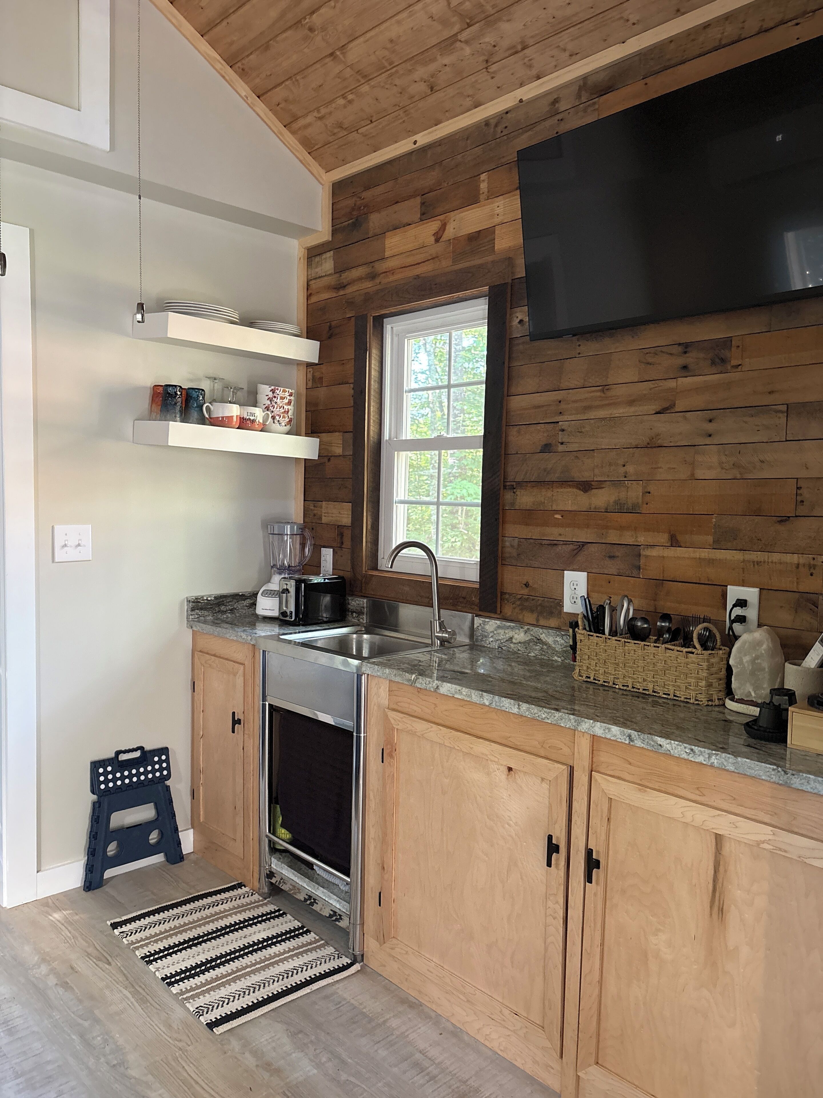 Kühlschrank, Mikrowelle, Wasserkocher mit Kaffee-/Teezubehör, Mixer