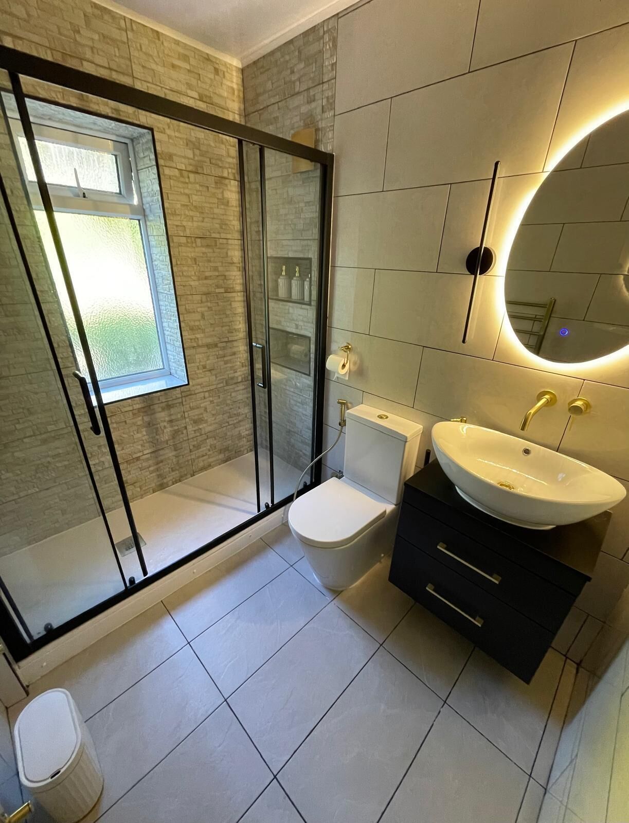 Een douche, een haardroger, een bidet, handdoeken