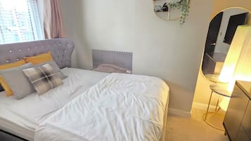 3 bedrooms, desk, iron/ironing board, travel crib