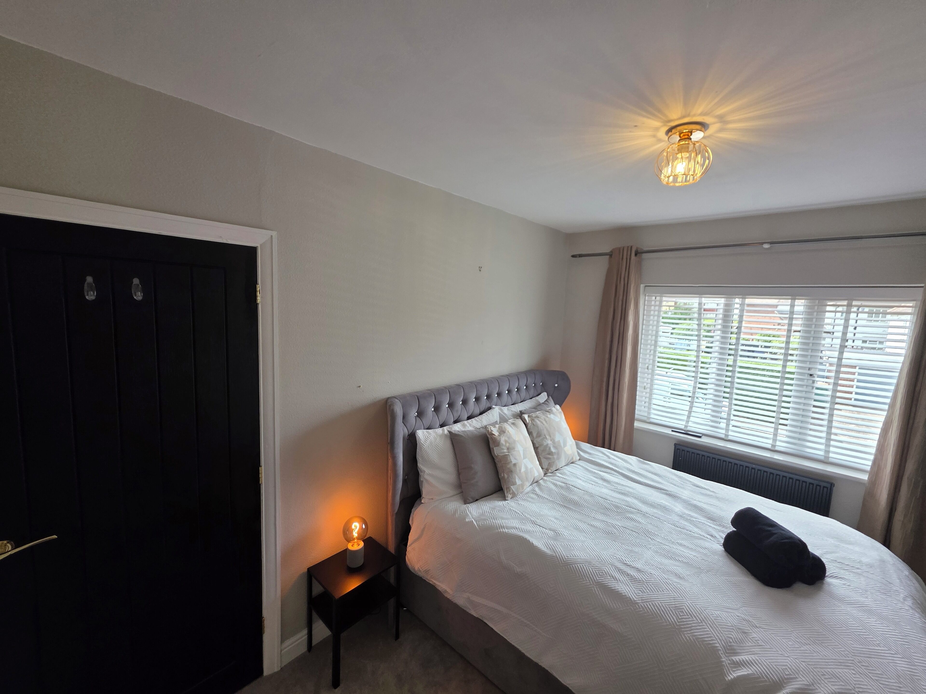 4 habitaciones, escritorio y tabla de planchar con plancha 