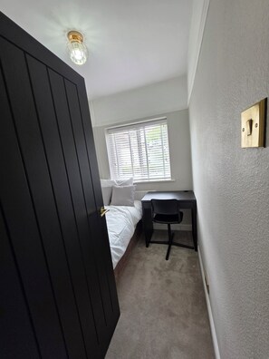 4 makuuhuonetta, työpöytä, silitysrauta/-lauta, vauvan matkasänky