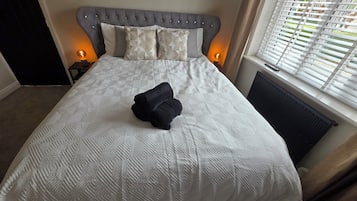 4 chambres, bureau, fer et planche Ă  repasser, lit parapluie