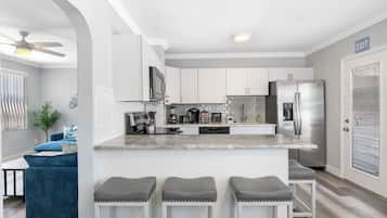 Frigorífico, microondas, horno y placa de cocina