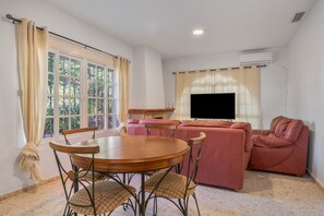 Dining - Holiday Home 'Lolita B' with Shared Pool, Shared Garden and Wi-Fi (Chiclana de la Frontera)