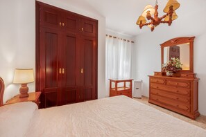 4 bedrooms, iron/ironing board, free WiFi, bed sheets