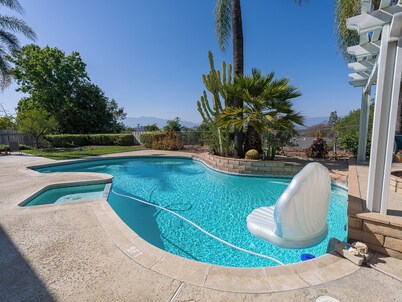 2 king beds, near UCR, pool & arcade.