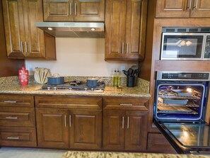 Frigorífico, microondas, horno y placa de cocina