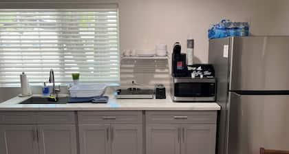 Charming 1-bedroom house unit in lovely Simi Valley close to a plaza with Stores
