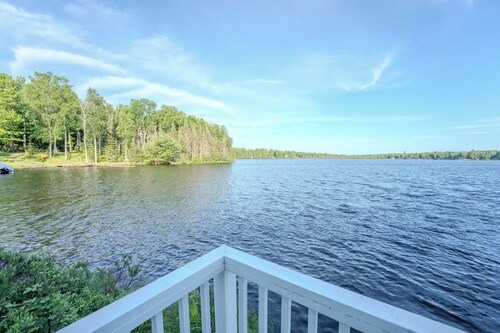 Loon's Cove: Just listed! A Peaceful Autumn Lakeside Retreat