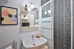 Een douche, een haardroger, een bidet, handdoeken