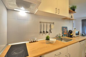 Kjøleskap, mikrobølgeovn, ovn og kokeplater