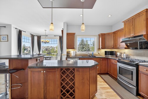 Luxury Home, 5 BR, 10 Beds, Crib, Sleeps 12, Office room, Play room, 12m to YYC.