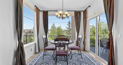 Luxury Home, 5 BR, 10 Beds, Crib, Sleeps 12, Office room, Play room, 12m to YYC.