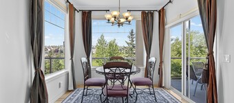 Luxury Home, 5 BR, 10 Beds, Crib, Sleeps 12, Office room, Play room, 12m to YYC.