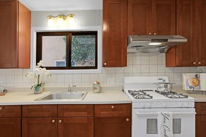 Charming 1-bedroom house with AC, WiFi in delightful San Bruno