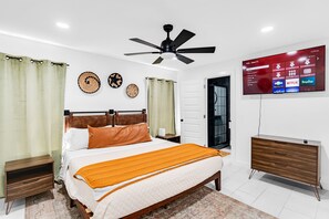 3 bedrooms, Internet, bed sheets - Modern 3BR • Near Downtown • Yard & Garage (Dallas)