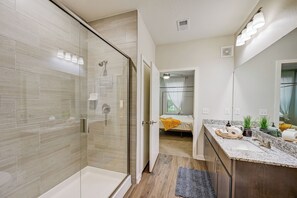 Shower, hair dryer, towels, soap - Luxe Poolside Condo, King Bed, Near Mayo Clinic, St Johns Town Center & Beaches (Jacksonville)