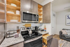 Microwave, oven, stovetop, dishwasher - Luxe Poolside Condo, King Bed, Near Mayo Clinic, St Johns Town Center & Beaches (Jacksonville)