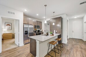 Een magnetron, een oven, een kookplaat, een vaatwasser