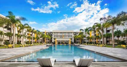 Luxe Poolside Condo, King Bed, Near Mayo Clinic, St Johns Town Center & Beaches
