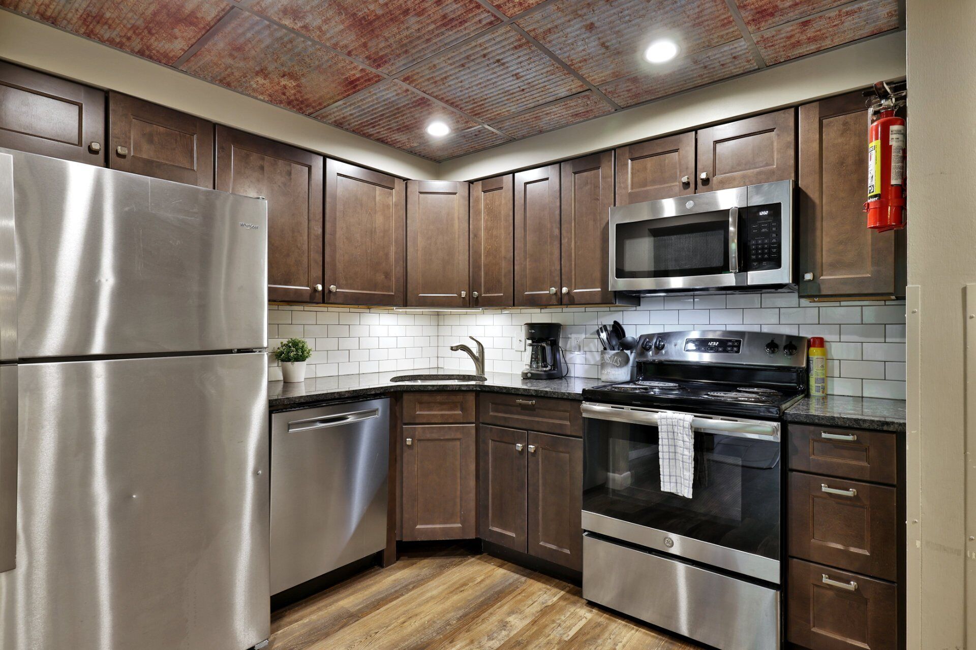 冰箱、微波炉、烤箱、炉灶