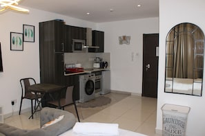 Deluxe Studio Suite, Balcony, City View | Living room - PillowPetal (Accra)