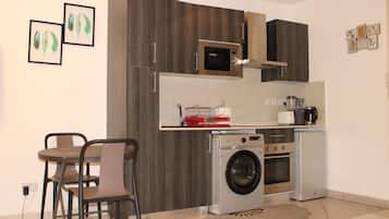 Deluxe Studio Suite, Balcony, City View | Private kitchenette
