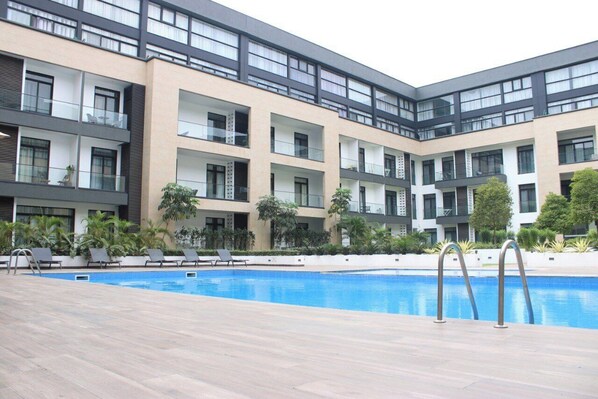 2 piscines extérieures