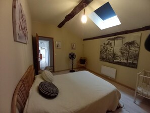 3 habitaciones, tabla de planchar con plancha, cuna de viaje y internet