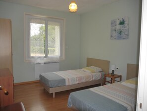 2 bedrooms, iron/ironing board, travel cot, Internet - Gite Lafleur Terrien (LUSSAC)