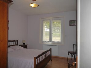 2 bedrooms, iron/ironing board, travel cot, Internet