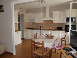Fridge, oven, stovetop, dishwasher